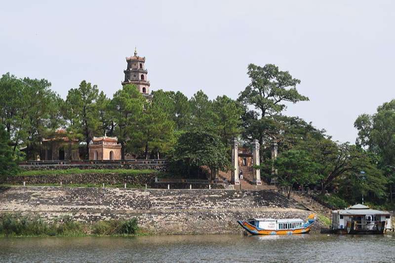 Visita una pagoda en Hue